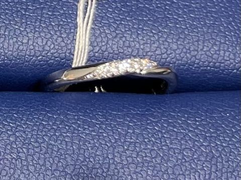 【銀座ダイヤモンドシライシの口コミ】 カーブをしていることで、指がキレイに見えるので試着してみました。ダイ…