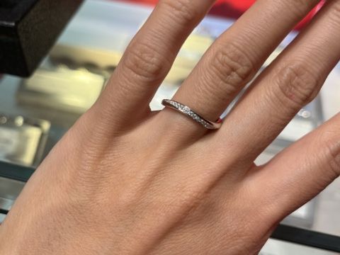 【AFFLUX(アフラックス)の口コミ】 ２種類の指輪で悩んでおり、一つは逆ウェーブで指がとても綺麗に長く見え…