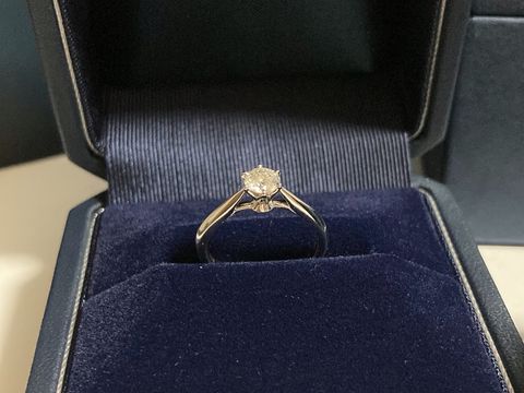 【銀座ダイヤモンドシライシの口コミ】 ダイヤか本当に大きくて綺麗でした。リングのデザインも豊富でした。真ん…