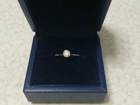 【銀座ダイヤモンドシライシの口コミ】 プロポーズリングシステムを利用し、
ダイヤモンドは自身で選び、
リング…