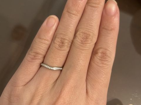 【カルティエ(Cartier)の口コミ】 ハーフダイヤですが光にきれいに反射しますので、日々目に入ります。
V字…