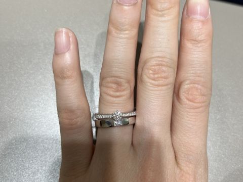 【4℃ BRIDAL(ヨンドシーブライダル)の口コミ】 真ん中のダイヤモンドは0.2カラットですが、周りにも17石ダイヤモンドが装…