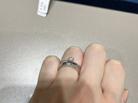 【4℃ BRIDAL(ヨンドシーブライダル)の口コミ】 リングが全体にウェーブしているのではなく、リング自体はストレートです…