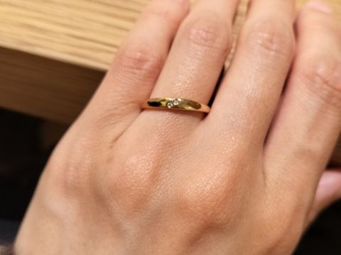 【PORTADA(ポルターダ)の口コミ】 真ん中にかけて幅広になっていくデザインで、メレダイヤが2つという少し珍…