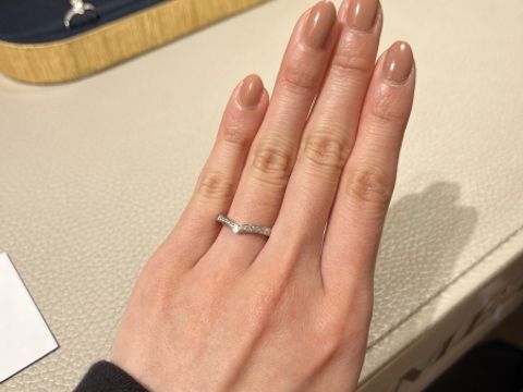 【ショーメ(CHAUMET)の口コミ】 V字で指を綺麗に見せてくれる上品なデザインです。V字の角度もちょうど良…