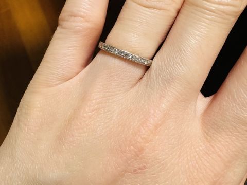 【4℃ BRIDAL(ヨンドシーブライダル)の口コミ】 石が嵌め込まれているのでひっかかりがなく、普段使いしていても違和感な…