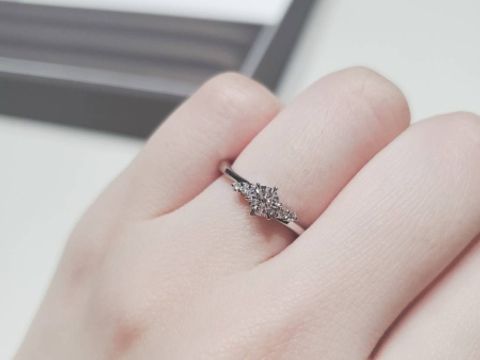 【アイプリモ(I-PRIMO)の口コミ】 横から見た時のダイヤの高さが低めなのがおすすめ！
ウェーブだから、手に…