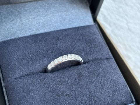 【ラザール ダイヤモンド(LAZARE DIAMOND)の口コミ】 仕事柄、結婚指輪はシンプルなものしかつけられないので、婚約指輪は、仕…