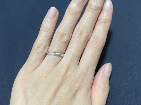 【PILOT BRIDAL(パイロットブライダル)の口コミ】 ストレートでシンプルなものを探していました。小さなダイヤが9粒斜めに配…