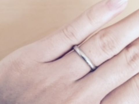 【銀座ダイヤモンドシライシの口コミ】 婚約指輪のエタニティと重ねづけをしたかった為、シンプルなリングにしま…