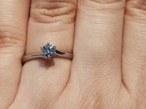 【エクセルコダイヤモンド(EXELCO DIAMOND)の口コミ】 アームの曲線が美しく目を引きました。シンプルなデザインで、邪魔するも…