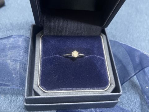 【銀座ダイヤモンドシライシの口コミ】 デザインがとても美しく、ダイヤモンドの輝きが強調されている。
爪が細い…