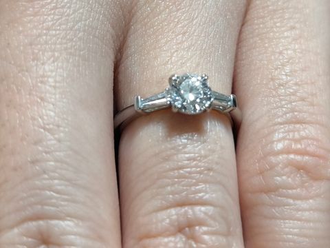 【BIJOUPIKO(ビジュピコ)の口コミ】 横にバケットダイヤモンドがついていることで真ん中のダイヤモンドがより…