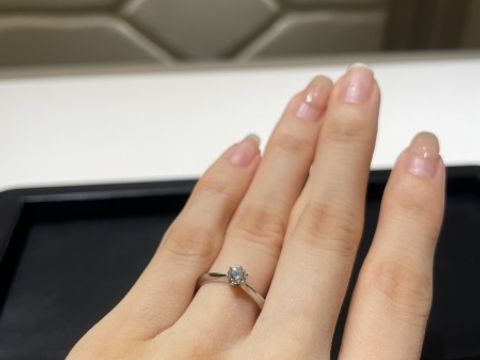 【ラザール ダイヤモンド(LAZARE DIAMOND)の口コミ】 なるべくシンプルな一粒ダイヤのデザインを試着しました。
ブランドのこだ…