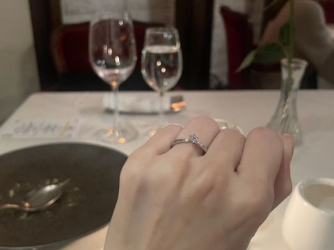 【アイプリモ(I-PRIMO)の口コミ】 シンプルだからこそ、きらめき方、爪部分のデザインや、指輪の薄さ（つけ…