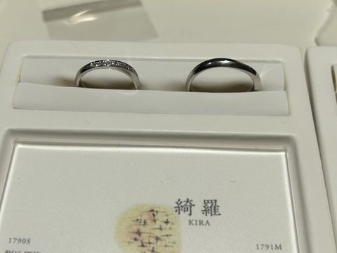 【俄(にわか)の口コミ】 とてもキラキラしていて素敵な指輪でした。女性側の指輪はダイヤの範囲が…