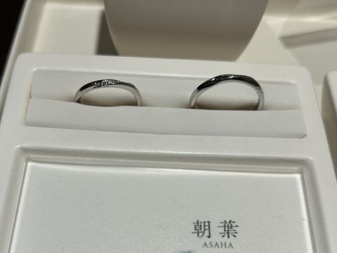 【俄(にわか)の口コミ】 朝葉という商品です。シンプルですが、女性はダイヤが少し入っていました…