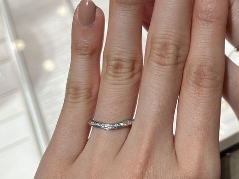 【カルティエ(Cartier)の口コミ】 緩くカーブかかっていてとても綺麗なラインで、細めの幅の指輪であるのも…
