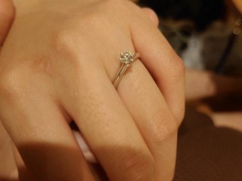 【ティファニー(Tiffany & Co.)の口コミ】 ダイヤの削り方にこだわりがあるティファニーの指輪。輝き方が他のブラン…