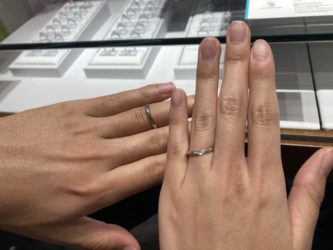 【銀座ダイヤモンドシライシの口コミ】 ウェーブ型とv字ラインで意見が割れたのでどちらにも見える間な形を選びま…