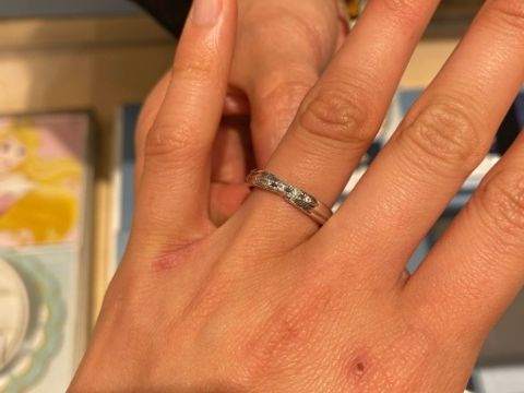 【ミルフローラ(Milluflora)の口コミ】 ウェーブラインにキラキラのダイヤが詰め込まれており、キュートさと綺麗…