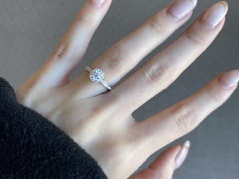 【ラザール ダイヤモンド(LAZARE DIAMOND)の口コミ】 SNSで画像を見て、とっても可愛いと思う店舗に伺いました。
中央のダイヤ…