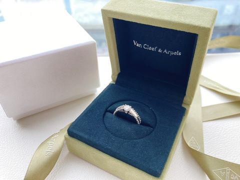 【ヴァン クリーフ＆アーペル(Van Cleef & Arpels)の口コミ】 一目惚れでした。他の人と被らないデザインで、ヴァンクリらしい可愛らし…