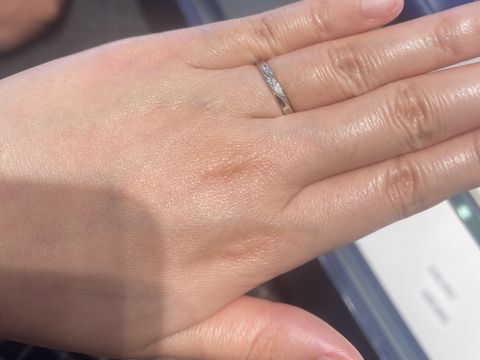 【銀座ダイヤモンドシライシの口コミ】 少し四角い感じのフォルムの指輪でした。ダイヤモンドはななめに入ってい…