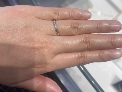 【銀座ダイヤモンドシライシの口コミ】 つやっとした丸いフォルムの土台部分と、どちらかと言うとフラットな印象…