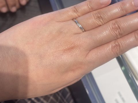 【銀座ダイヤモンドシライシの口コミ】 これは、スタッフさんにオススメされて試着した指輪になります。このデザ…