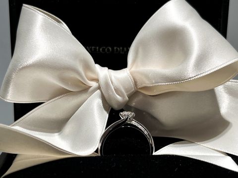 【エクセルコダイヤモンド(EXELCO DIAMOND)の口コミ】 側面からもダイヤモンドが見える点やこだわりのあるデザインがとても素敵…