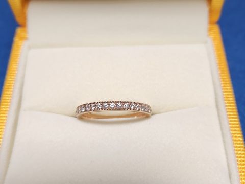 【ケイウノ ブライダル(K.UNO BRIDAL)の口コミ】 ピンクゴールドで肌馴染みがよいです。
ミル打ちが一周入っているのでメレ…