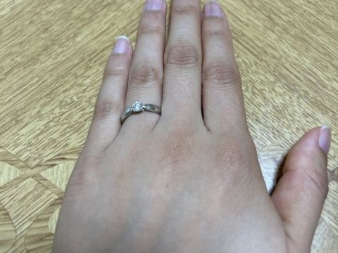 【ティファニー(Tiffany & Co.)の口コミ】 ティファニーセッティングとこちらで悩みましたが、中央に向かってリボン…