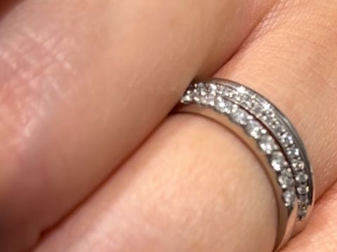 【アイプリモ(I-PRIMO)の口コミ】 ハーフエタニティの婚約指輪と、それに合う結婚指輪を探していました。結…