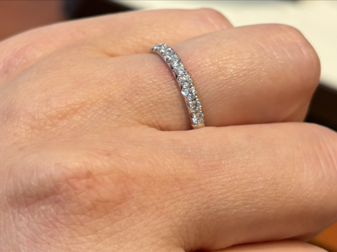 【俄(にわか)の口コミ】 鍛造リングなのがよかったです。ことほぎのハーフエタニティはこの他、レ…