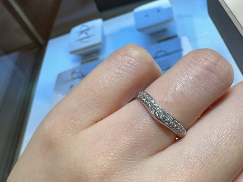 【ブルガリ(BVLGARI)の口コミ】 ダイヤが二連になっておりゴージャスで綺麗です。普段の生活には勿論です…