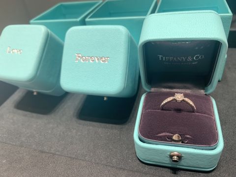 【ティファニー(Tiffany & Co.)の口コミ】 中央のダイヤに向かって細くなっているデザインなので、指が綺麗に見えま…