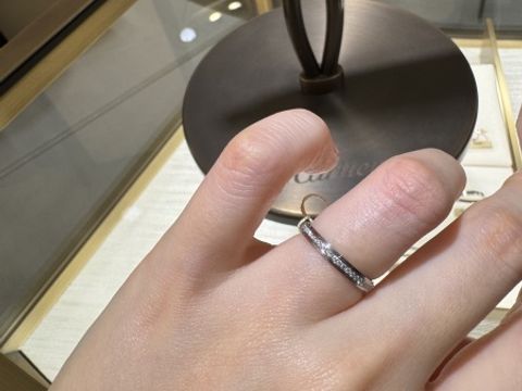 【カルティエ(Cartier)の口コミ】 プラチナ素材でできています。ダイヤは一周付いています。幅はかなり細い…