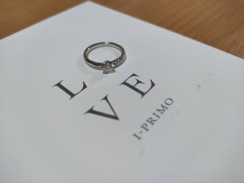 【アイプリモ(I-PRIMO)の口コミ】 デザイン、美しい蝶がふわりと軽やかに指にとまるようなデザインとのこと…