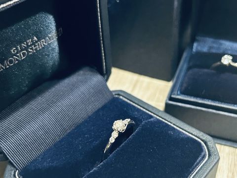 【銀座ダイヤモンドシライシの口コミ】 華やかで可愛らしいデザインでとても気に入っています！真ん中のダイヤが…