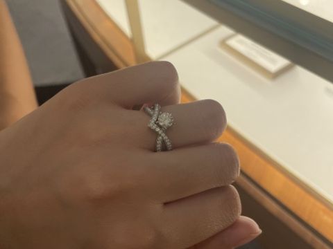 【ショーメ(CHAUMET)の口コミ】 一粒の存在感のあるダイヤとその周りのダイヤのバランス、ティアラのよう…