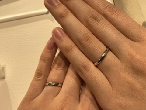 【和光ブライダルブティックギンザの口コミ】 かなりシンプルなデザインが多い印象でしたが、つけてみるととても上品で…