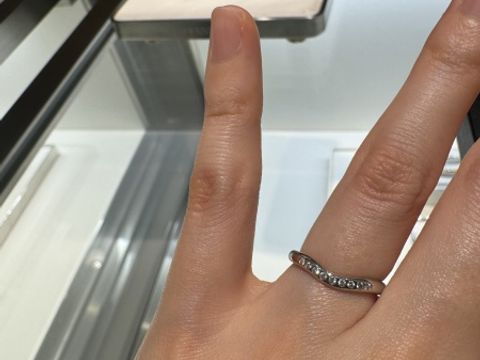 【ティファニー(Tiffany & Co.)の口コミ】 緩やにv字にカーブしているデザインで可愛いです。ダイヤの数が選べて、こ…