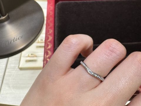 【カルティエ(Cartier)の口コミ】 緩いカーブになっているので、指が綺麗に見えます。婚約指輪と合わせた際…