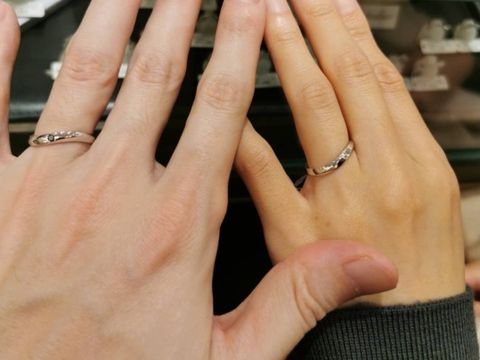 【アンジェリックフォセッテ(Angelique Fossette)の口コミ】 太めの指輪でメレダイヤ1粒のものを探しておりました。
こちらはウェーブ…