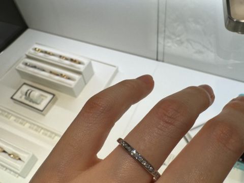 【ティファニー(Tiffany & Co.)の口コミ】 180度ほどダイヤが付いているので、どの角度から見てもキラキラして綺麗で…