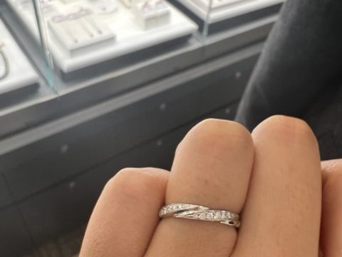 【ROYAL ASSCHER(ロイヤル・アッシャー)の口コミ】 ・ダイヤモンドが3連で流れているデザインが珍しく惹かれました！デザイン…