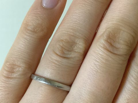 【Lienjoux(リアンジュ)の口コミ】 毎日つけられるようにシンプルなデザインの指輪にしました。カーブのある…