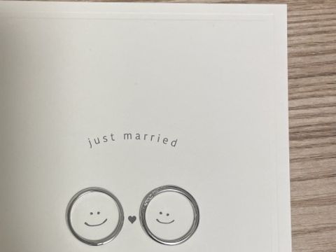 【アイプリモ(I-PRIMO)の口コミ】 斜めにダイアモンドが施されているデザインです。指輪に巻き付くようにダ…