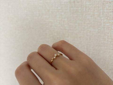 【ジュエリーツツミ(JEWELRY TSUTSUMI)の口コミ】 ダイヤモンドがランダムに並んでおり、星座のようなデザインが繊細で素敵…